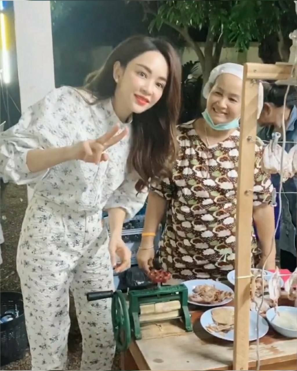 เสื้อคอปกกระดุมหน้าแขนใหญ่