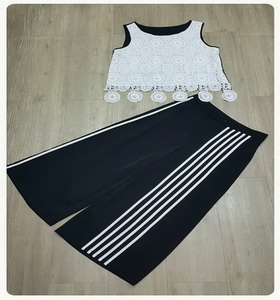 เสื้อลูกไม้ผ้าสีดำแขนกุด