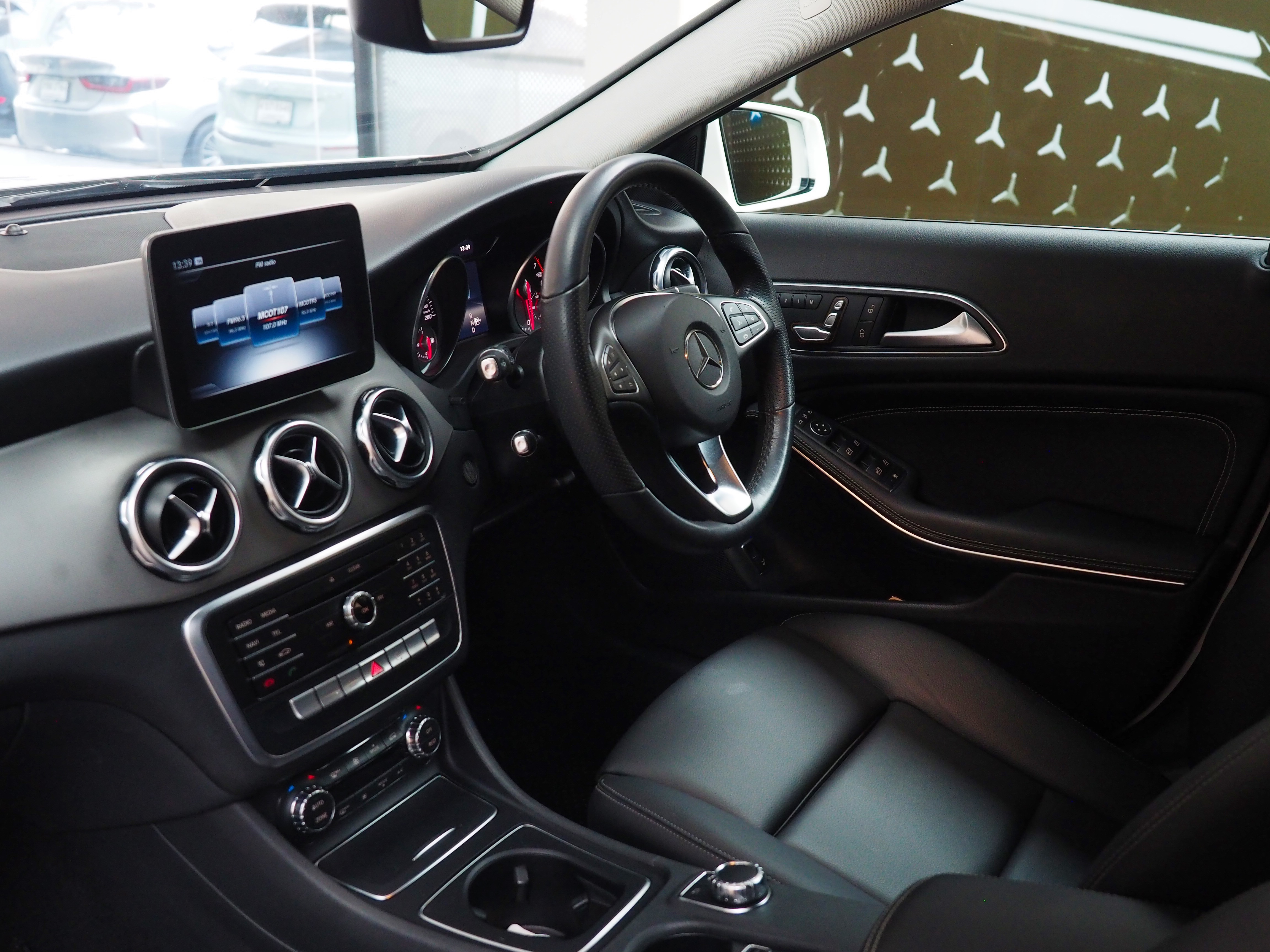 จองแล้ว GLA200 Urban W156