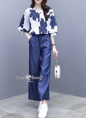 เสื้อกางเกงเดนิมสีขาวพิมพ์ลายดอกไม้สีน้ำเงิน