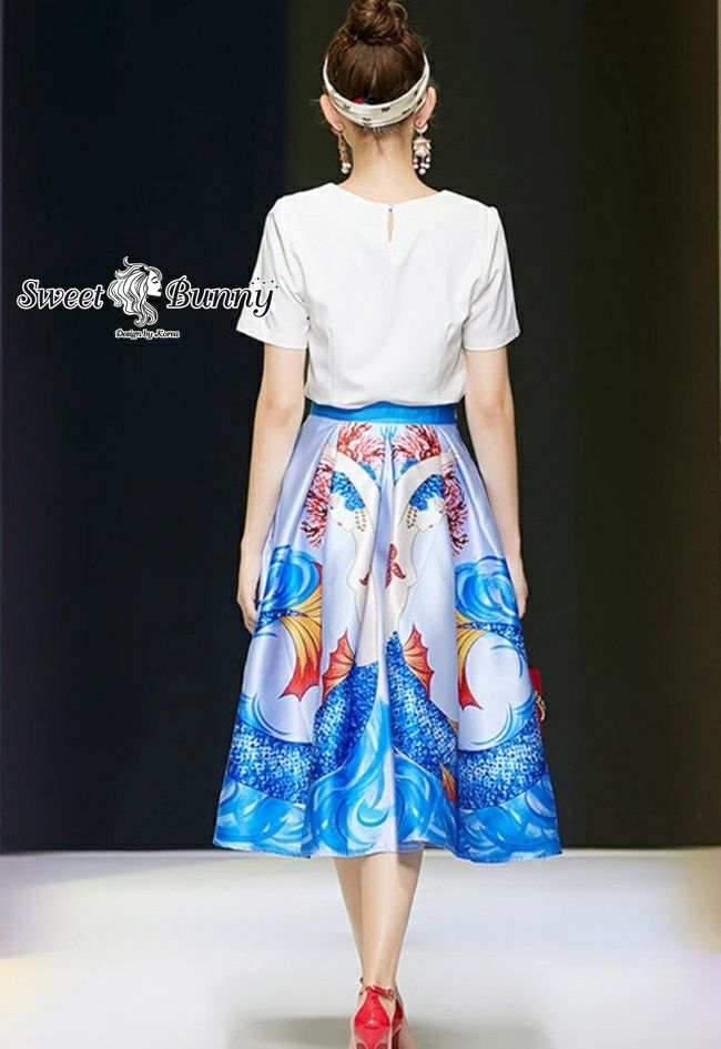 เสื้อสีขาวคอกลมแขนสั้น
