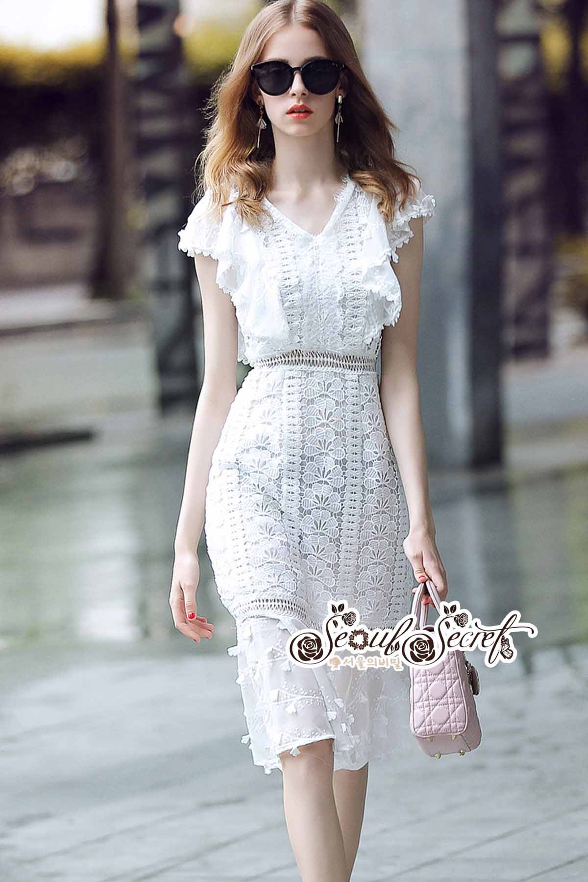 เดรสลูกไม้สีขาวเดรสทรงแขนล้ำเล็กน้อย