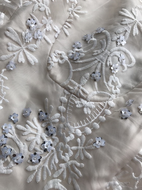 เดรสผ้าลูกไม้สีขาวตกแต่งระบาย