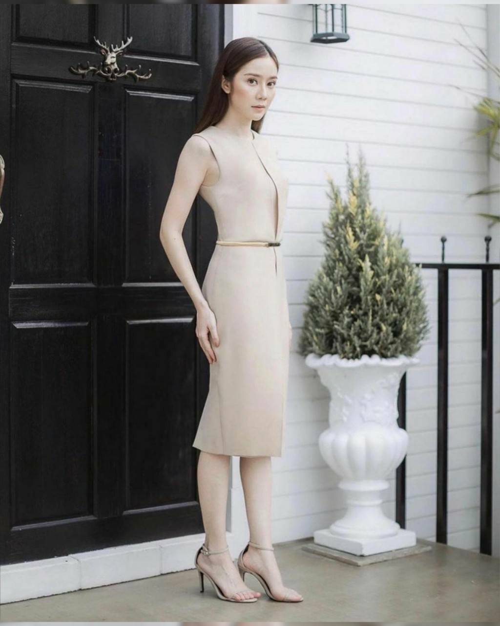 เดรสผ้าซ้อนผ่าหน้ามาพร้อมเข็มขัดหัวเพชร