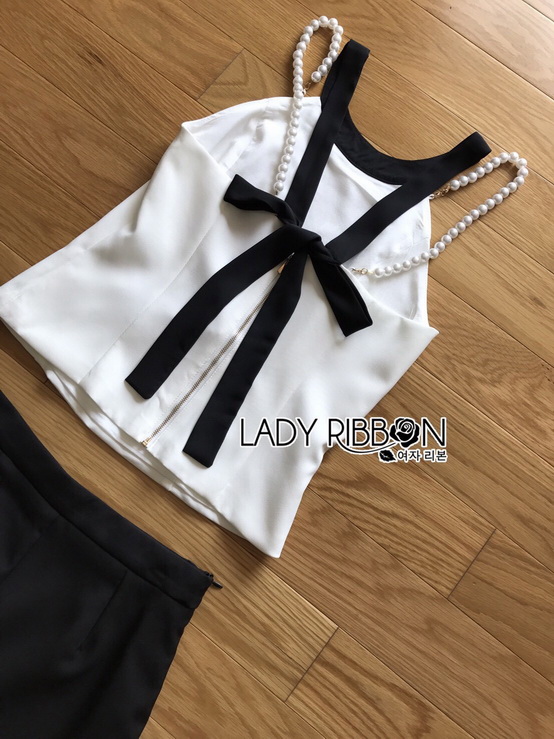 เซ็ตเสื้อตกแต่งสายมุกและริบบิ้นพร้อมกางเกงขาสั้นสีดำ