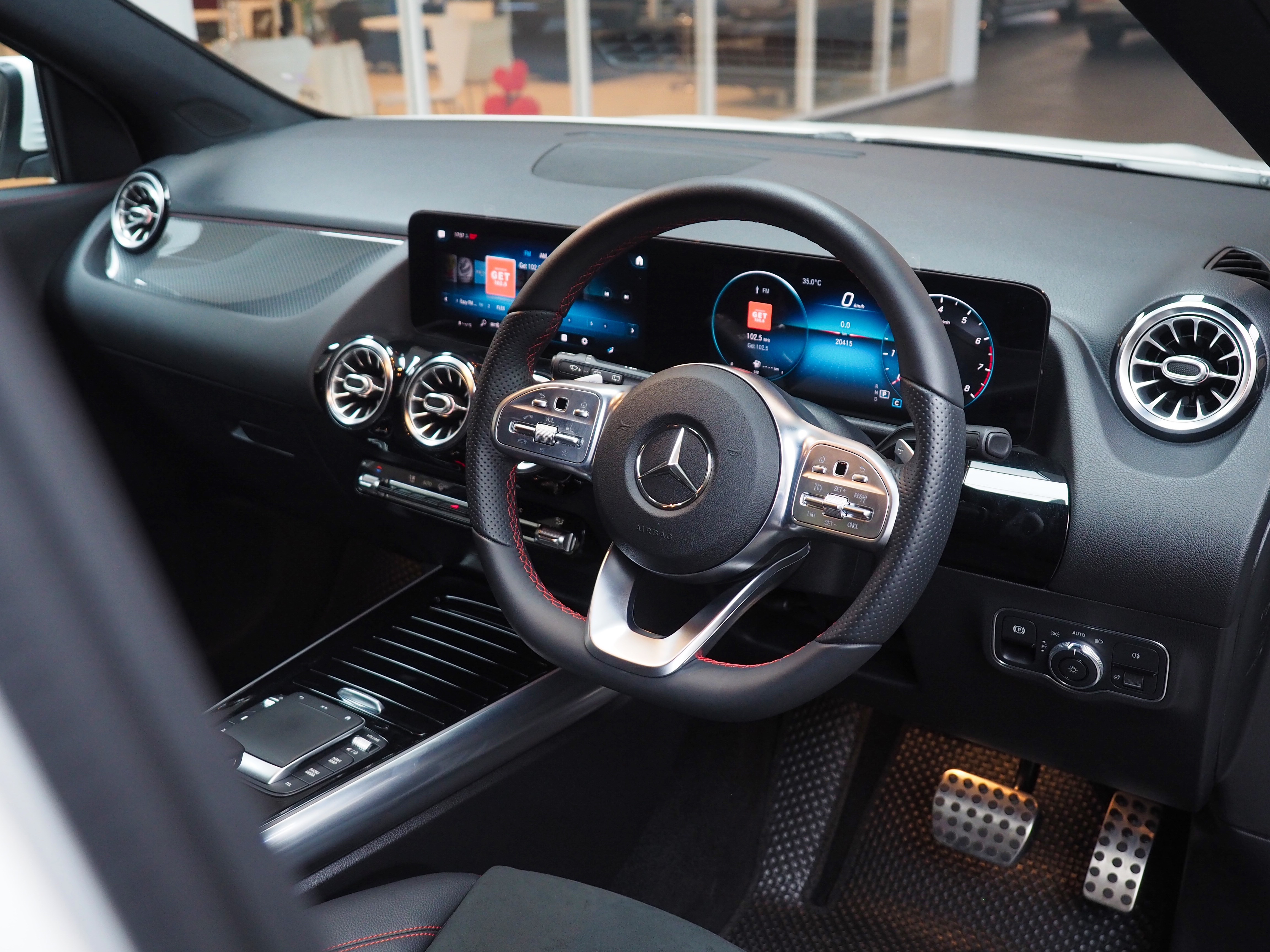 จองแล้ว GLA200 AMG Dynamic W247