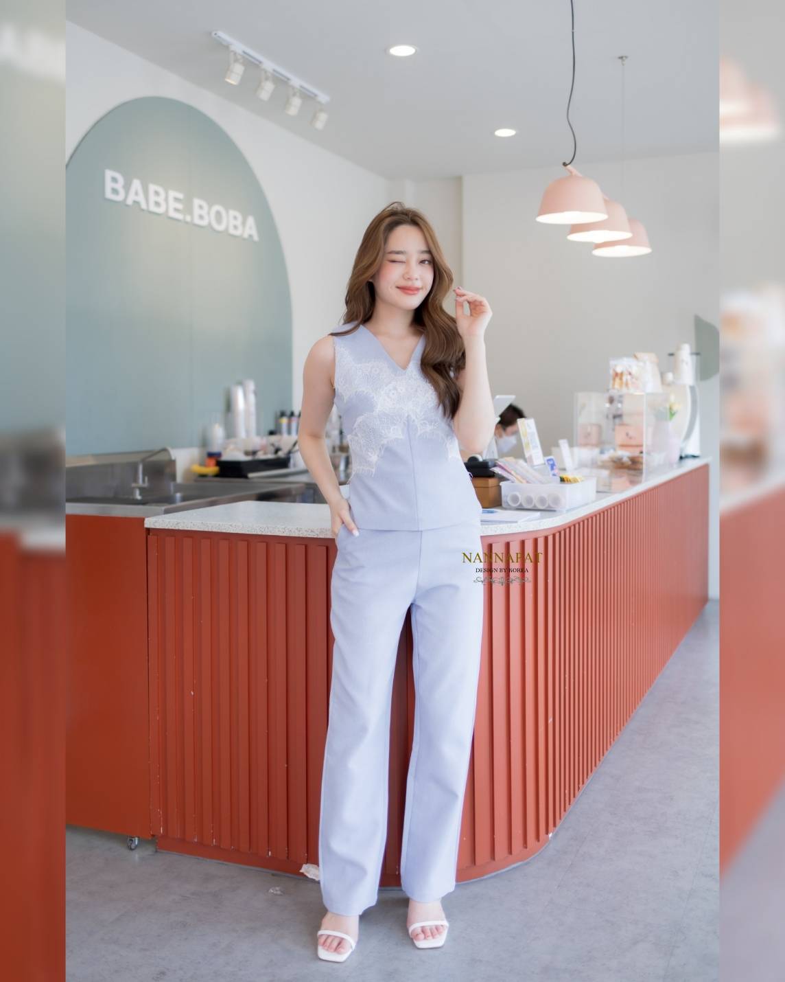 เสื้อซิปหลัง แต่งด้วยผ้าลูกไม้ กางเกงทรงสวยเป๊ะ