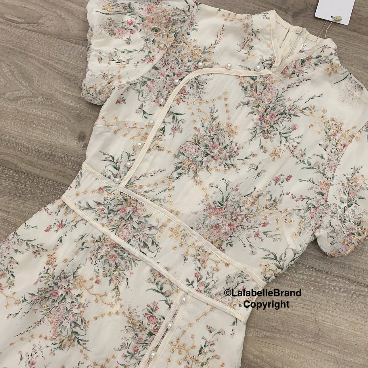 กี่เพ้าลูกไม้ปักดิ้นทองลายดอกไม้