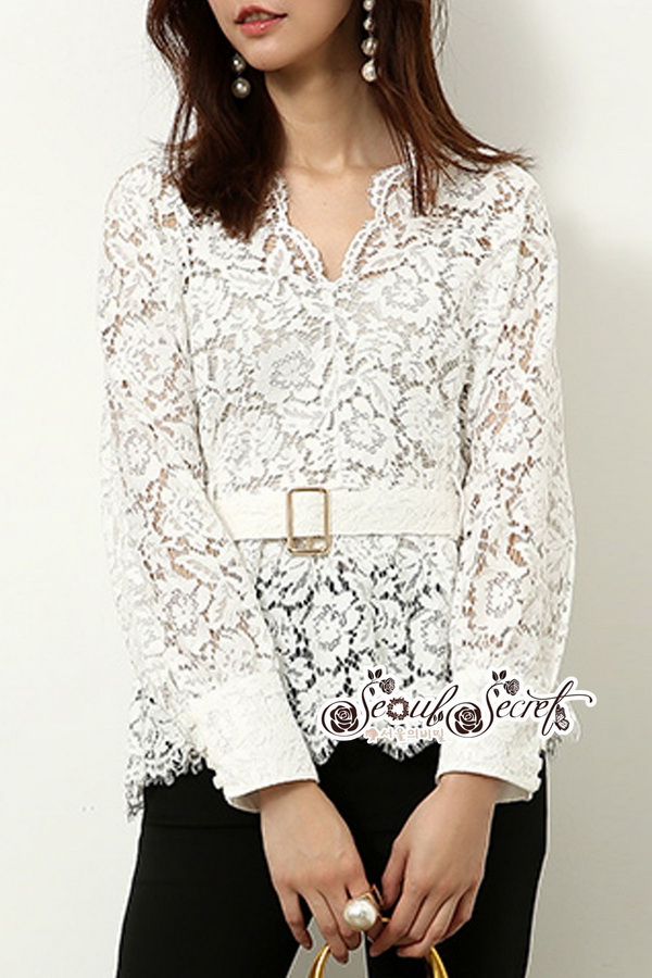 เสื้อลูกไม้ทรงคอวีลึกผ้าลูกไม้สีขาว