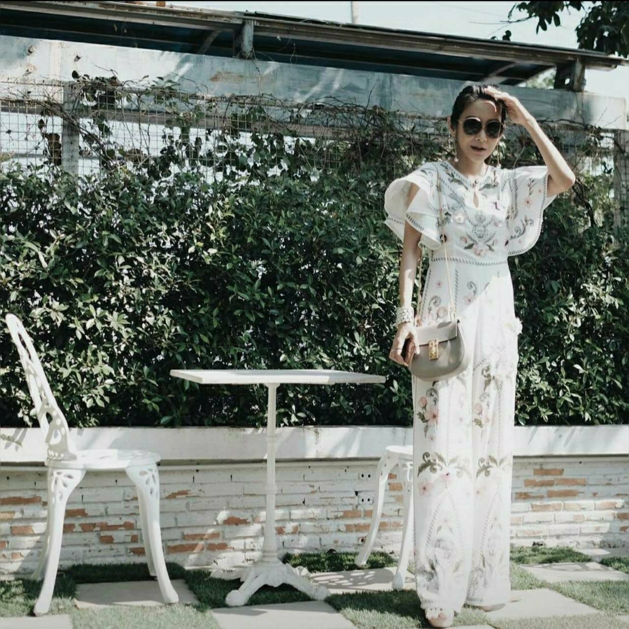 จั้มสูทช่วงไหล่ระบายใหญ่เป็นลอน