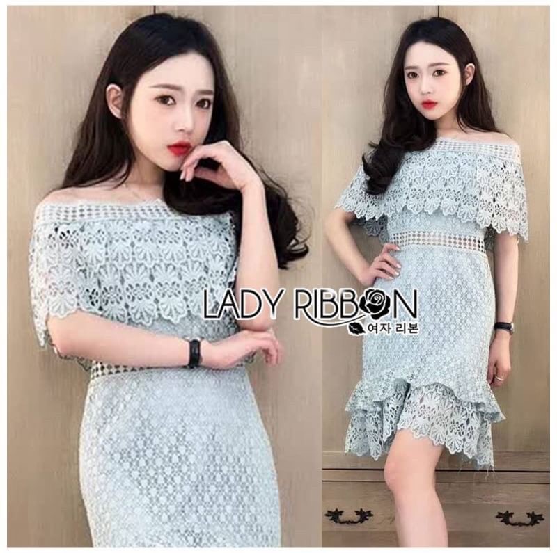 เดรสผ้าลูกไม้สีฟ้าอ่อนทรงเปิดไหล่ตกแต่งระบาย