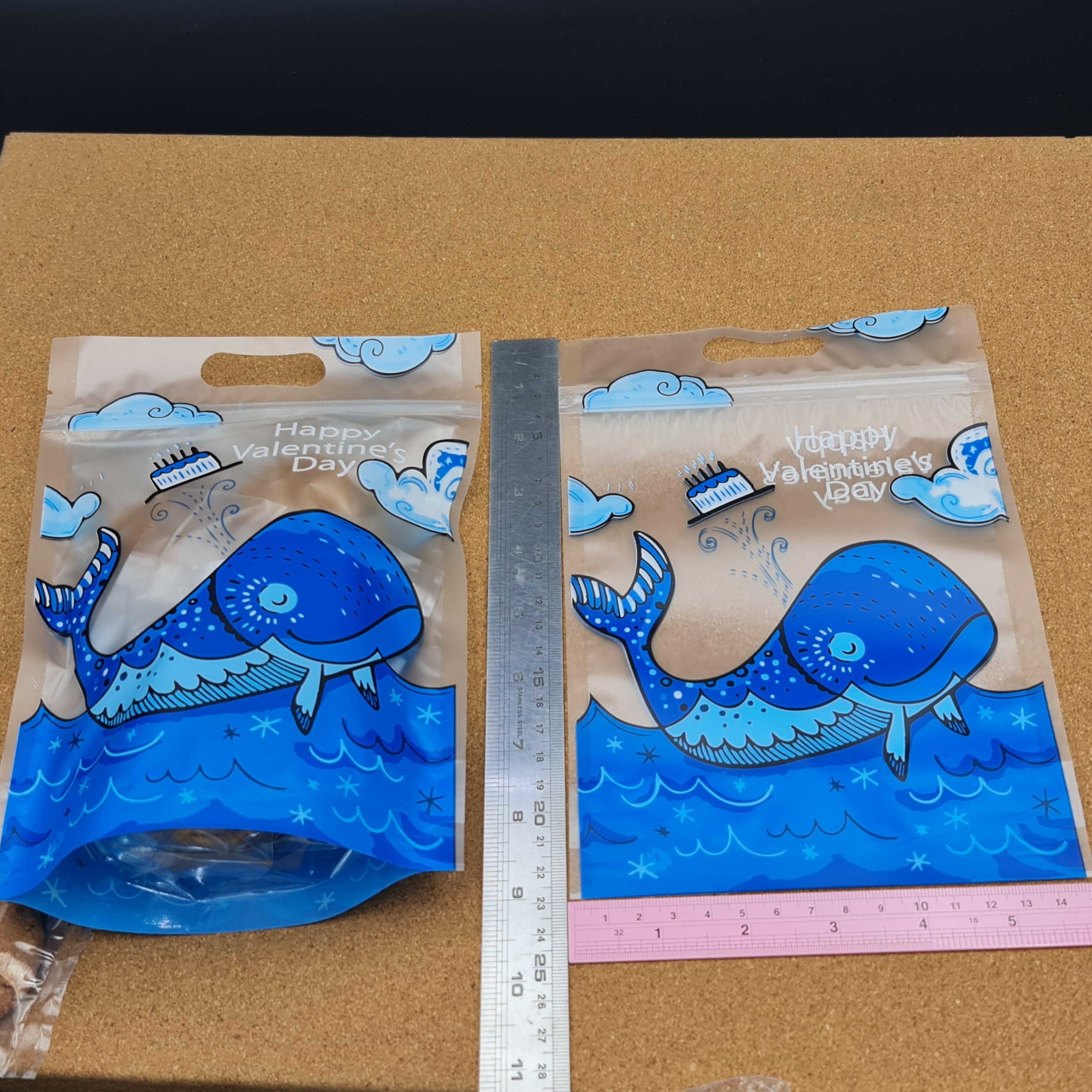 ถุงซิป มีหูหิ้ว ตั้งได้ วาฬน้ำเงิน 15.5×23+ก้นถุง6cm. 50ใบ/แพ็ค 20ใบ/แพ็ค พลาสติก แพ็คเกจ เบเกอรี่ j12