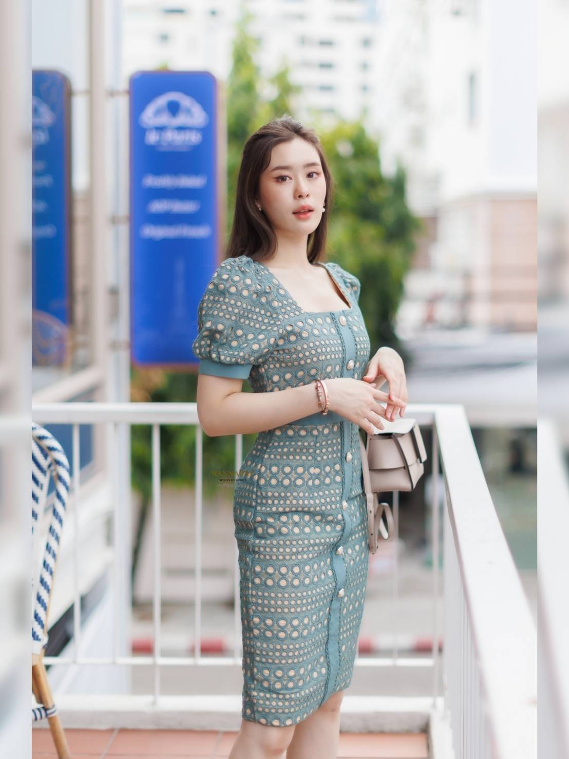 งานซิปหลัง แต่งกระดุมหน้าเรียงสวย