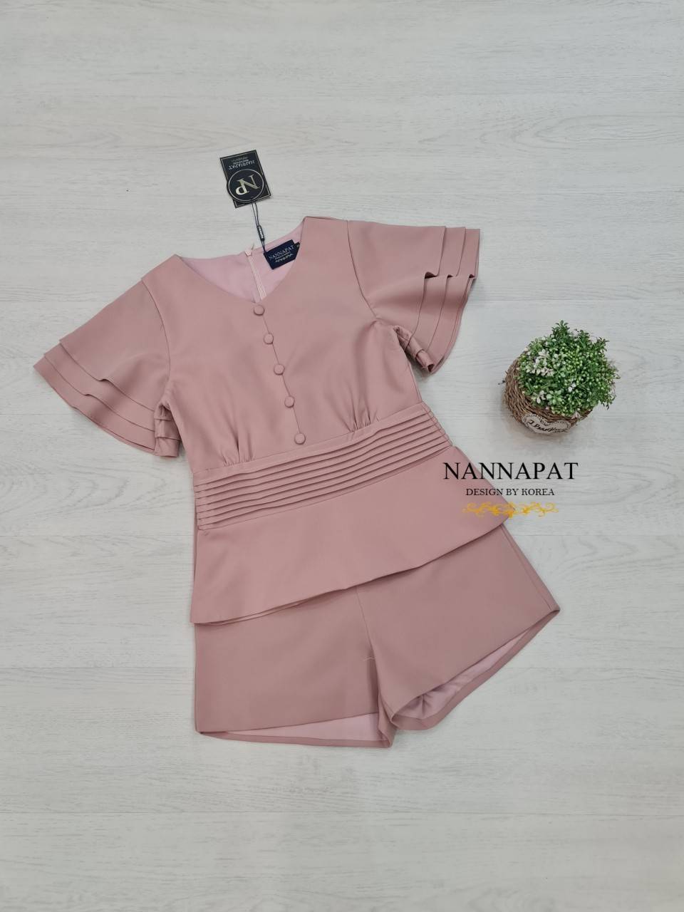 เสื้อซิปหลัง แต่งกระดุม