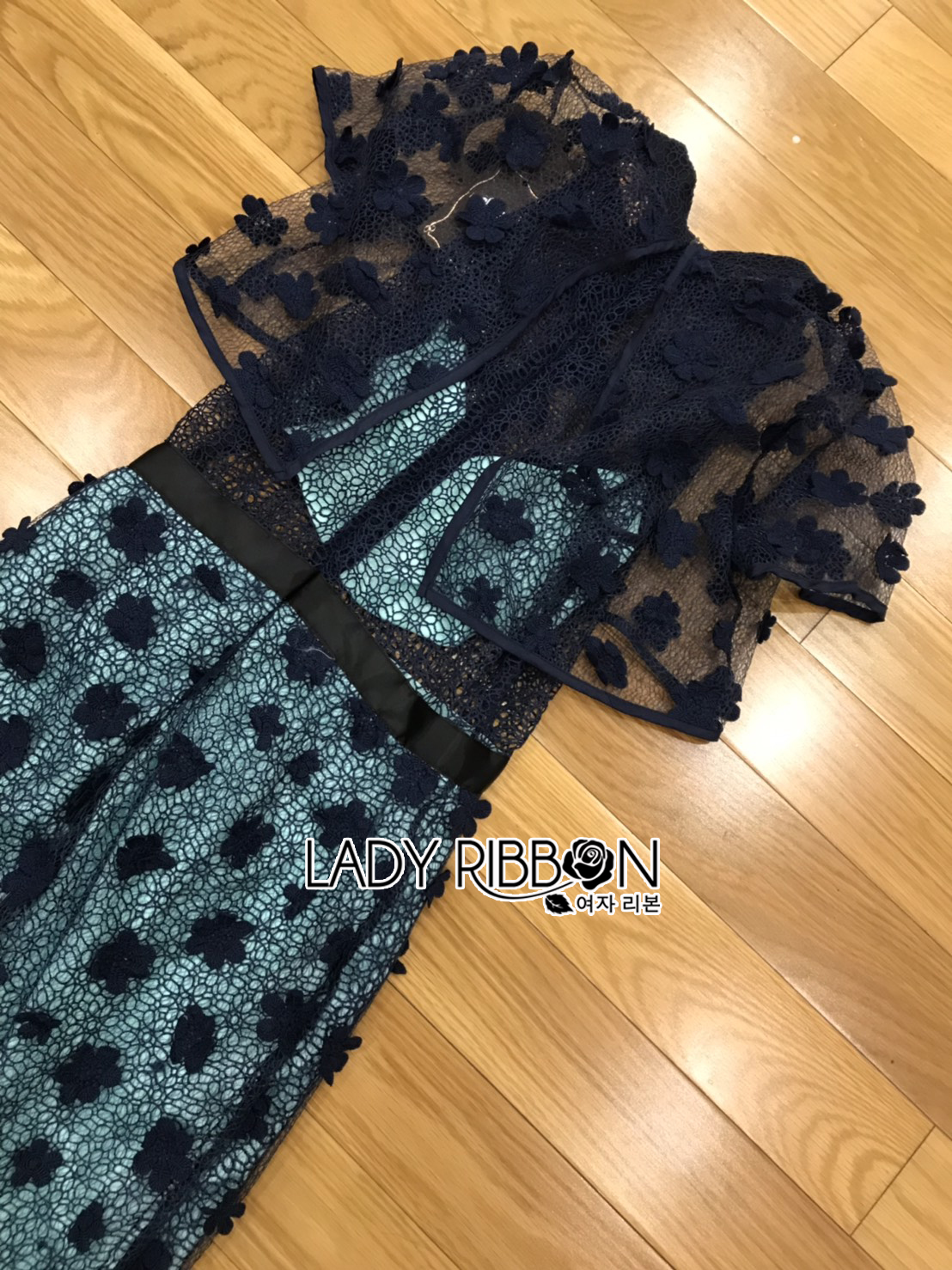 Maxi Dress เดรสผ้าลูกไม้ตกแต่งดอกไม้สีน้ำเงิน