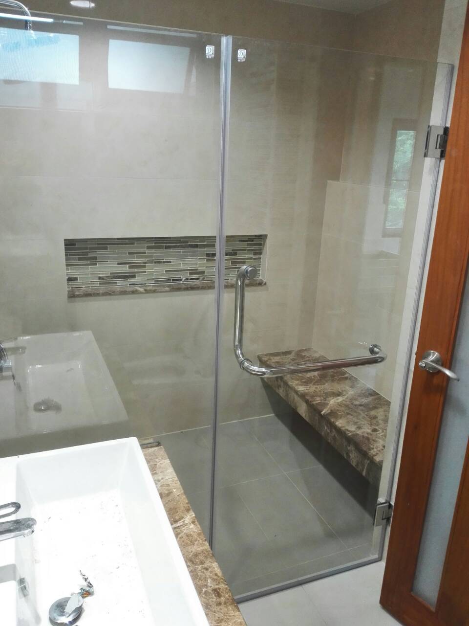 กั้นห้องน้ำส่วนเปียกแห้งด้วยกระจกเทมเปอร์วางรางตัวยูในการยึด