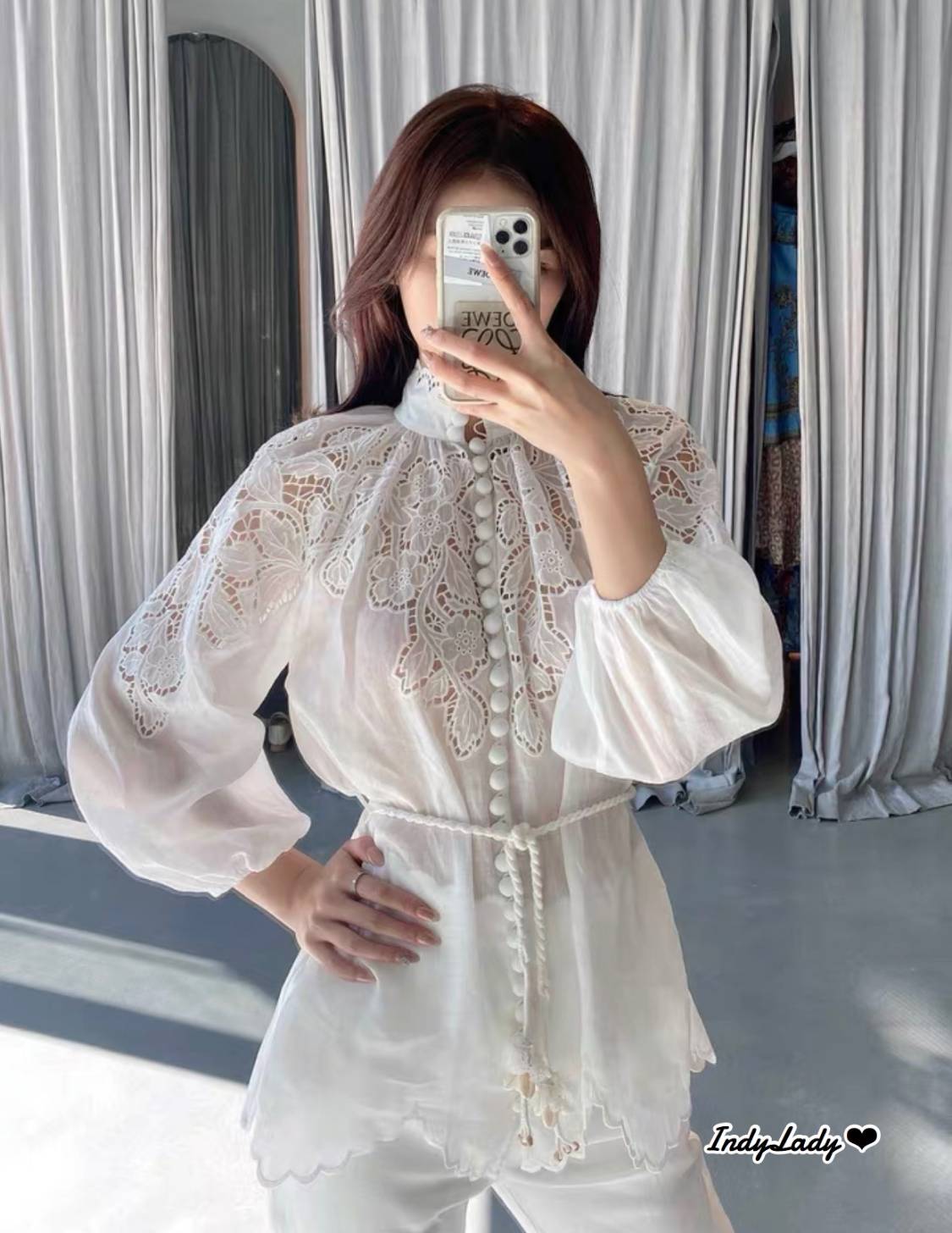เสื้อแขนยาวพอง ทรงสวย แต่งกระดุมหน้ายาว