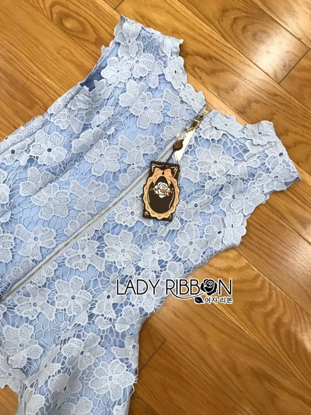 เสื้อแขนกุดคอสูงผ้าลูกไม้สีฟ้าตกแต่งชาย