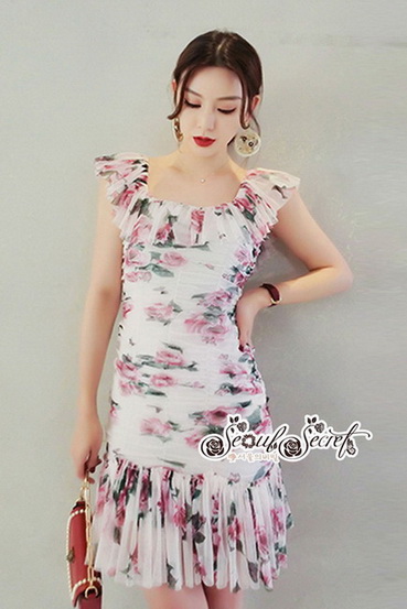 เดรสเนื้อผ้าทูลเลเป็นงานเย็บจับจีบทวิต