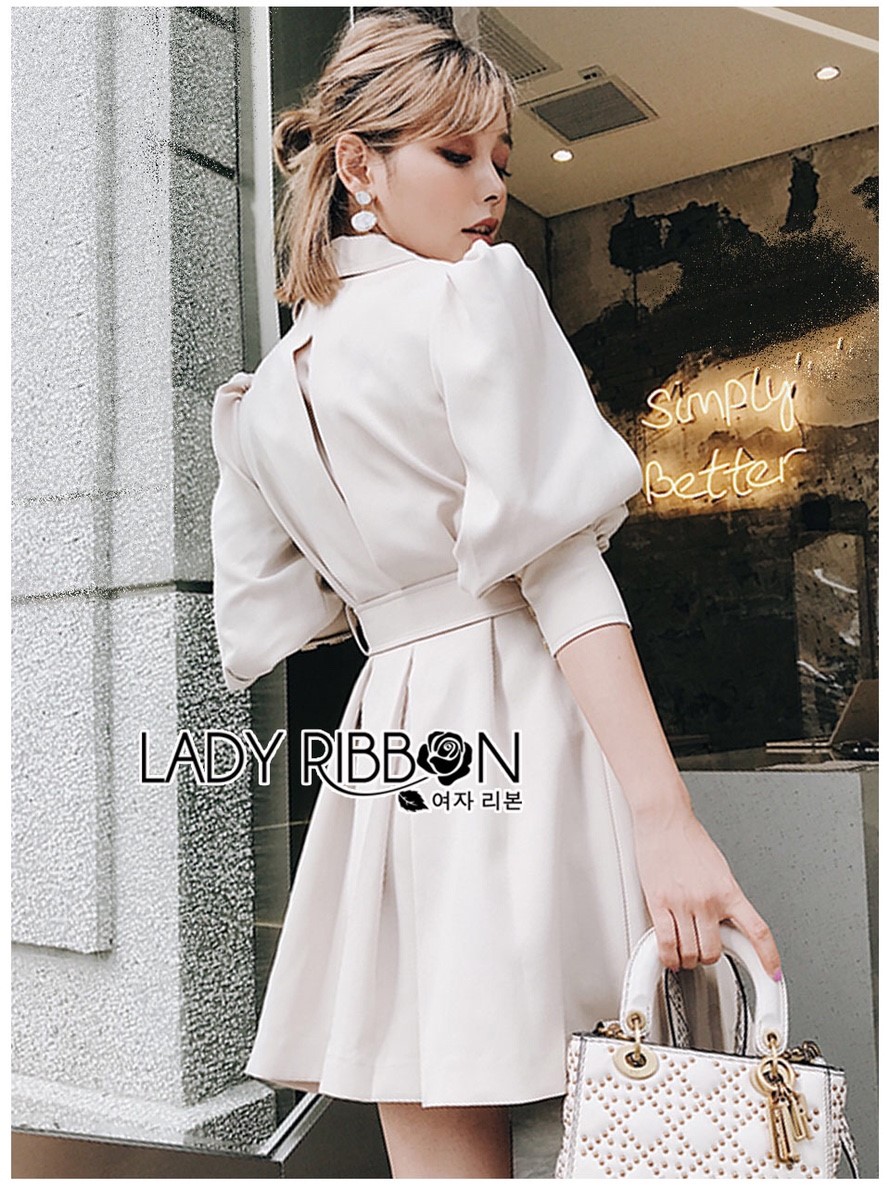 Dress เดรสทรงสูทสีเบจตกแต่งผ้าพลีต ลุคนี้เป็นแนวมินิมัล