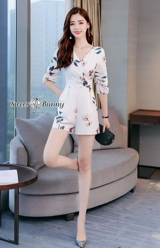 จั๊มสูทขาสั้นคอวีป้ายอกเอวจับจีบ