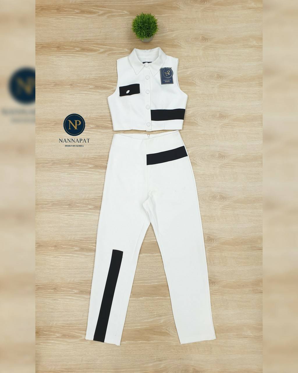 เสื้อกระดุมหน้าแต่งแถบดำกางเกงเข้ารูป