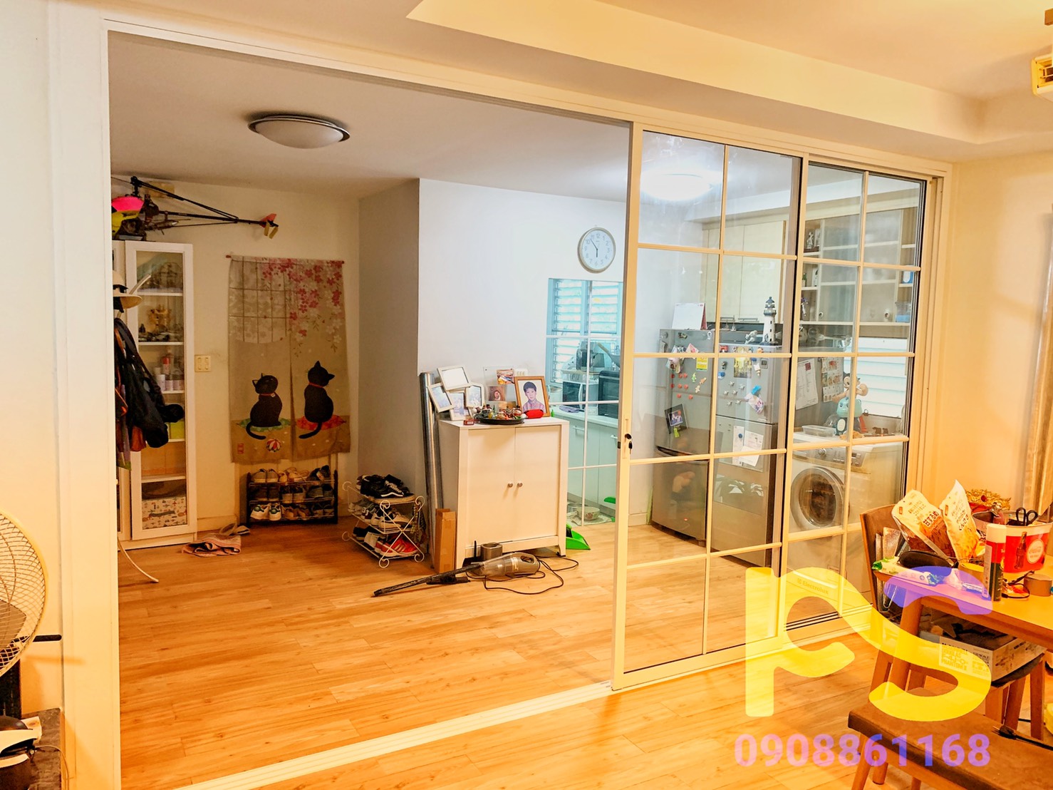 ประตูบานเลื่อนสี่บานเลื่อนไปเก็บหนึ่งบานคาดลายลูกฟักกระจกอลูมิเนียม