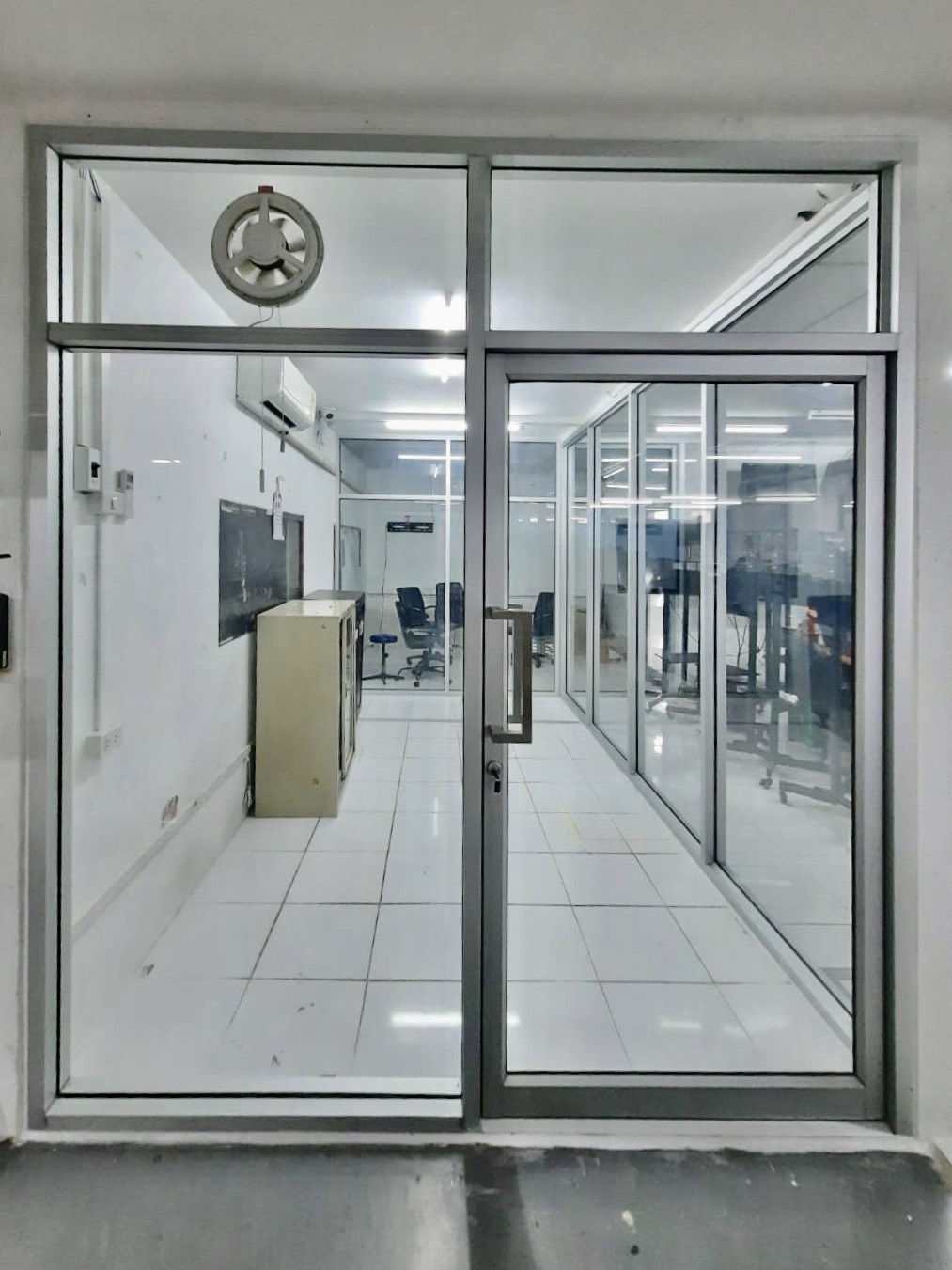 กั้นห้องออฟฟิศด้วยประตูบานสวิงพร้อมบานตายและติดตั้งพัดลมดูดอากาศ