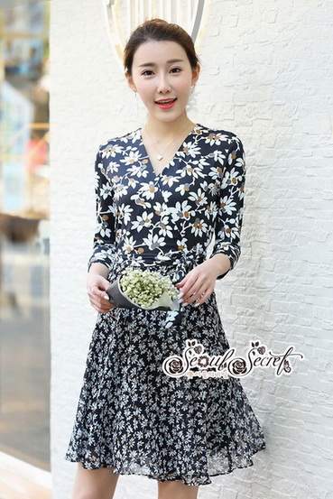 เดรสเนื้อผ้าพิมพ์ลายดอกไม้เล็กๆสีขาว