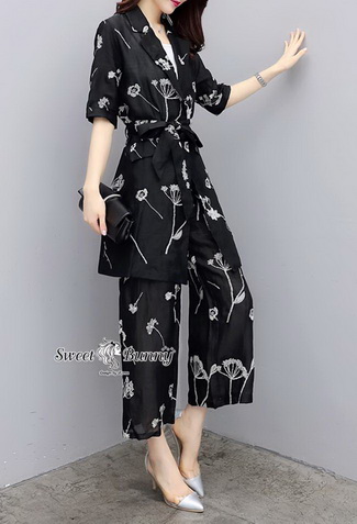 เสื้อทรงสูท ผ้าพื้นสีดำพิทพ์ลายดอกไม้สีขาว