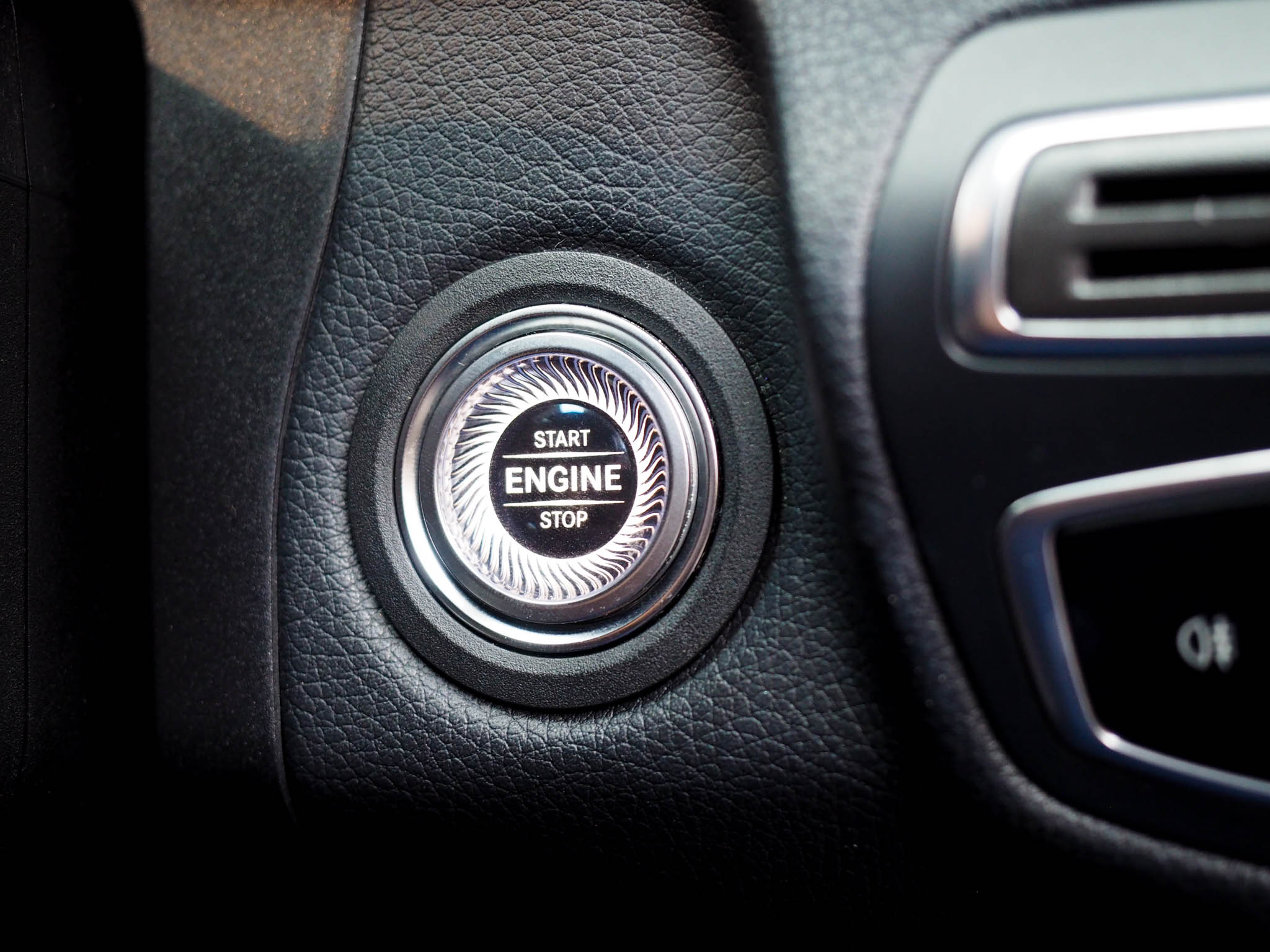 จองแล้ว C300e Plug in Hybrid Avantgarde W205