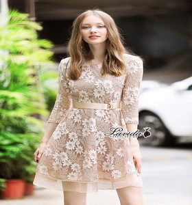 เดรสลายนูนผ้าซีทรูสีครีม