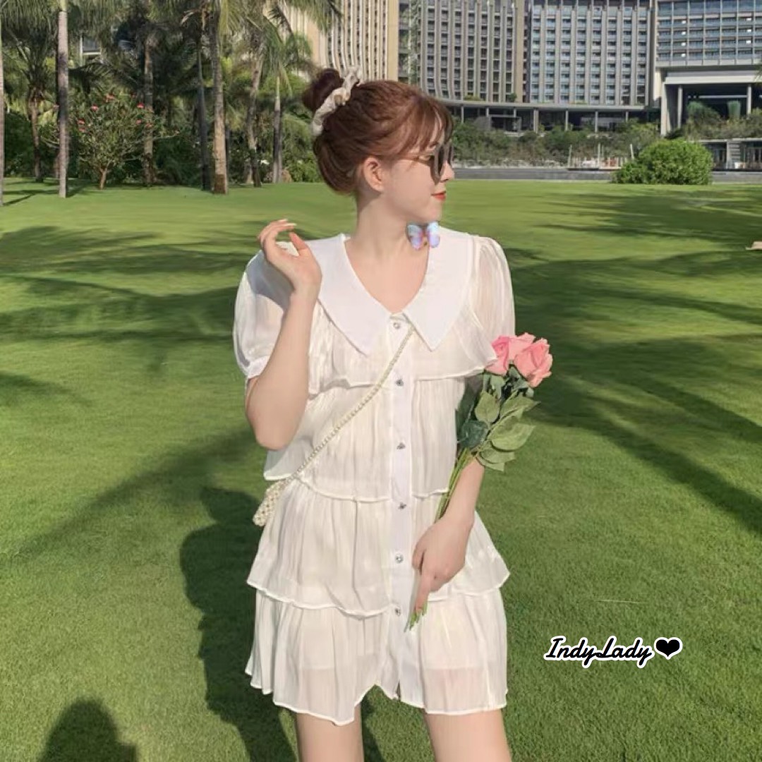 ดรสสั้น สีขาว คอปก เนื้อผ้าเป็นเงาๆ