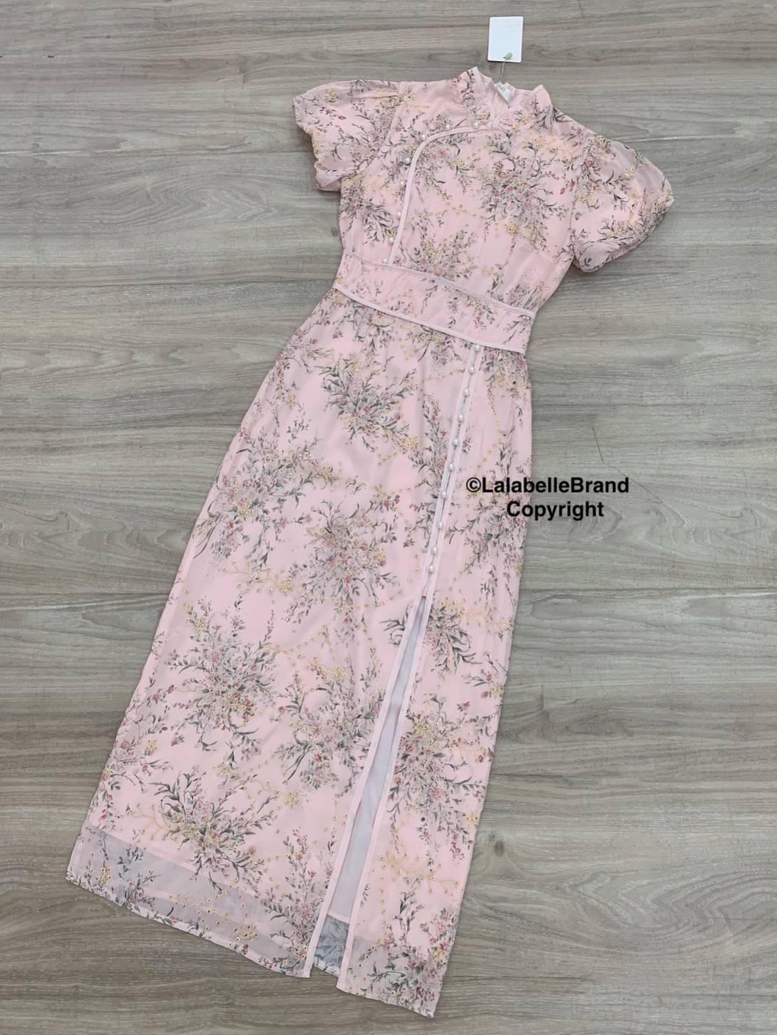 กี่เพ้าลูกไม้ปักดิ้นทองลายดอกไม้