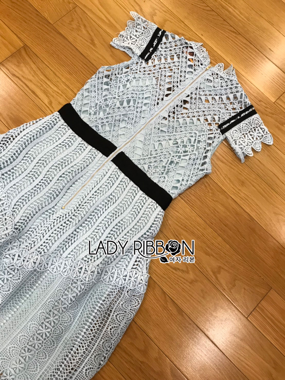 Lace Mini Dress เดรสยาวผ้าลูกไม้สีฟ้าอ่อนตัดต่อลาย