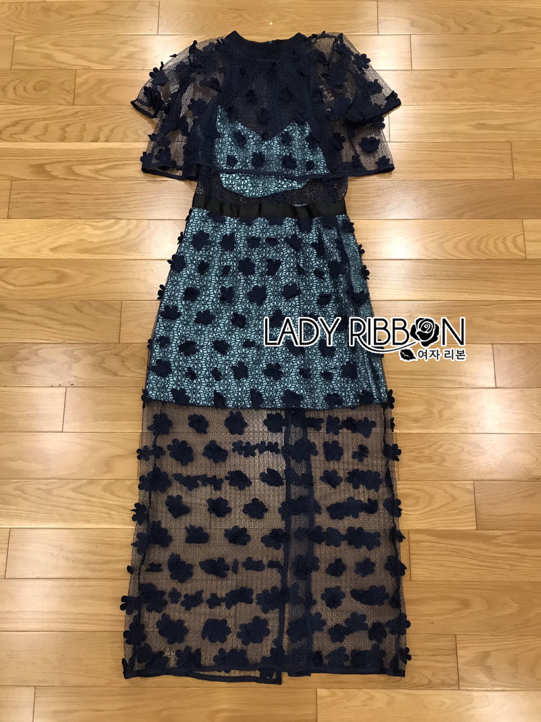 Maxi Dress เดรสผ้าลูกไม้ตกแต่งดอกไม้สีน้ำเงิน