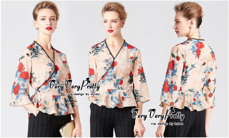 เสื้อครอปปลายระบายทรงแขนบานคอวี