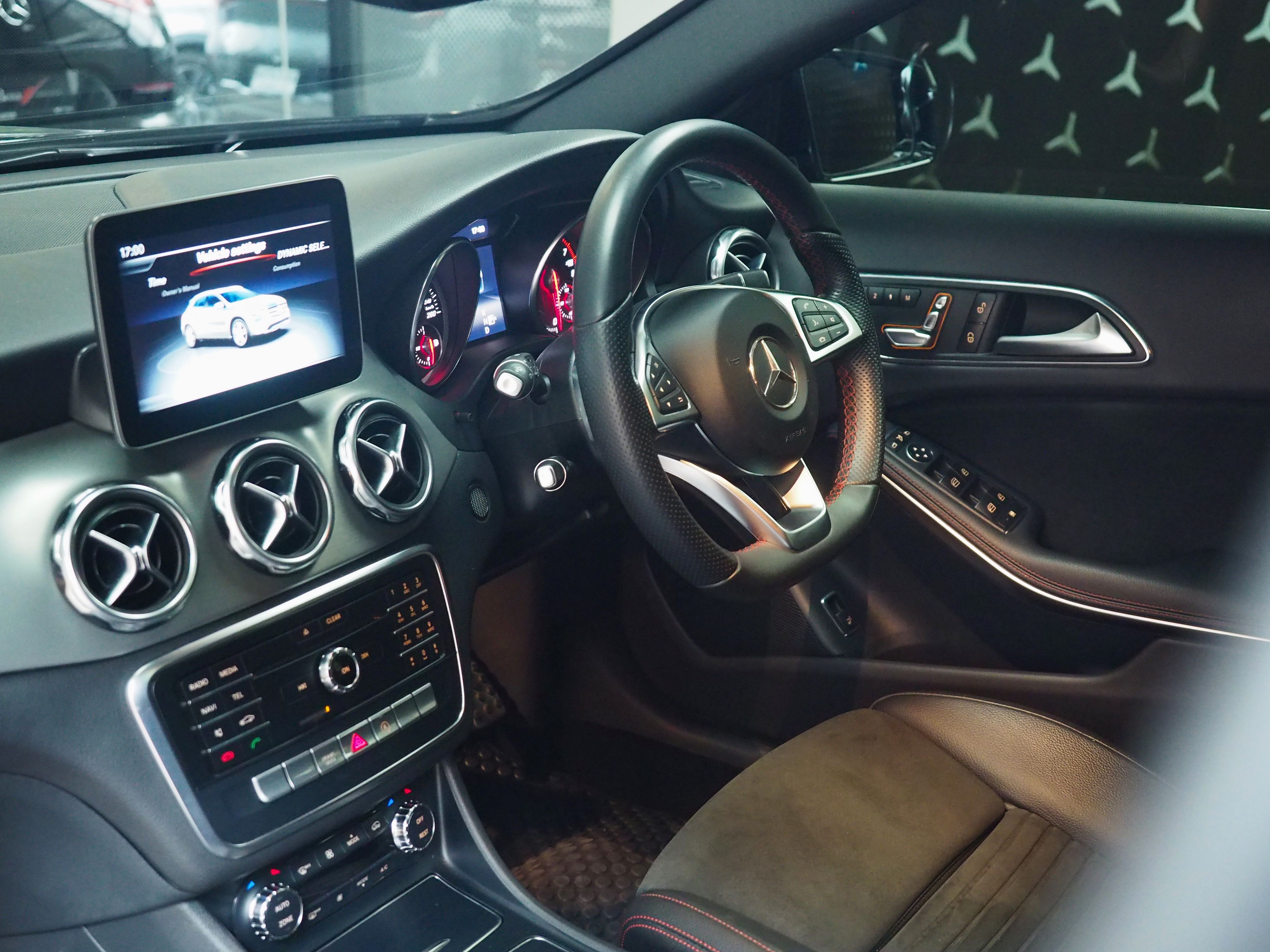 จองแล้ว GLA250 AMG Dynamic W156