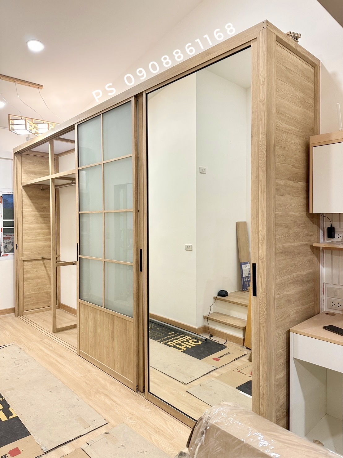 บิ้วอินตู้เสื้อผ้าอลูมิเนียมลายไม้สไตล์โมเดิร์นพร้อมชั้นวางของราวแขวนด้านในแขนเสื้อได้เยอะหมดปัญหาเรื่องปลวก