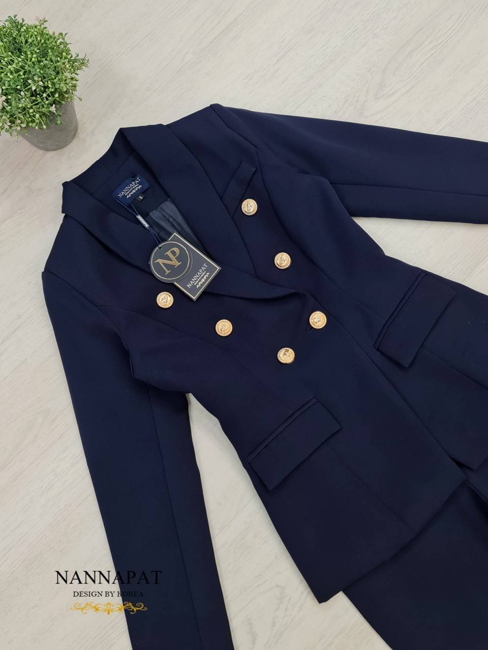 เสื้อสูทกระดุมหน้าสีทอง