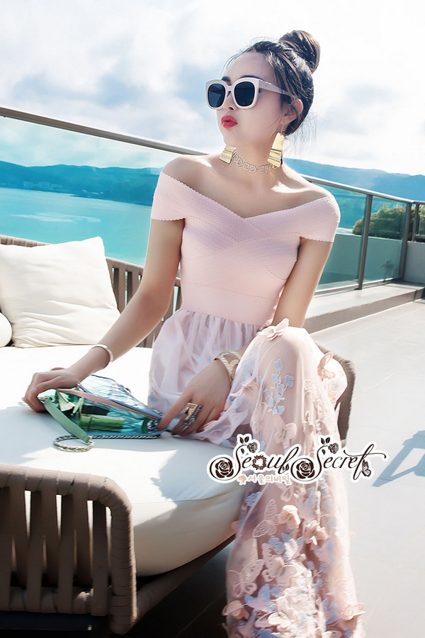 แม็กซี่เดรสสวยหรูมีระดับ เป็นเดรสทรงคอปาดแขนล้ำ
