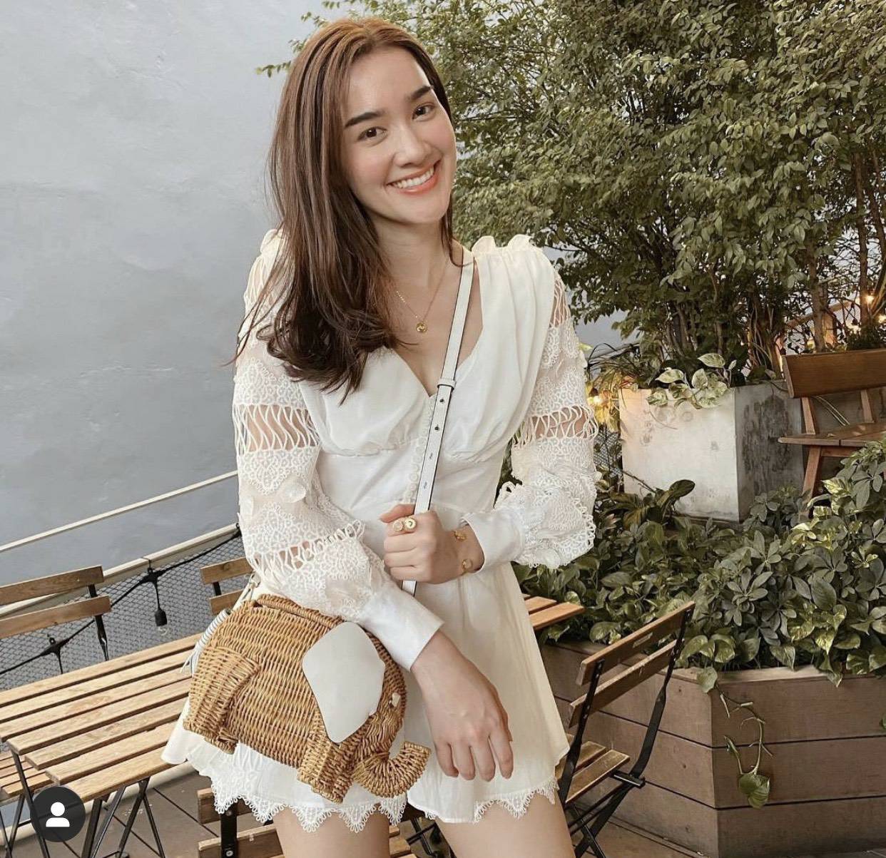 เสื้อคอวีแต่งกระดุมหน้าซิปหลังแขนยาว