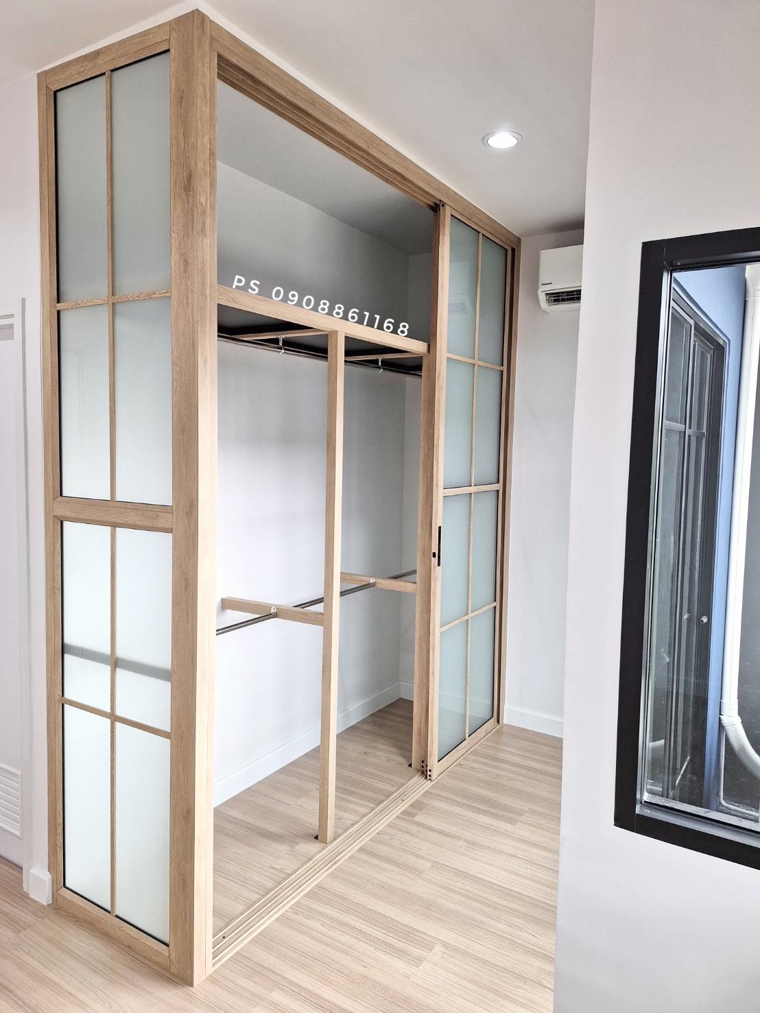 บิ้วอินตู้เสื้อผ้าด้วยประตูบานเลื่อนอลูมิเนียมลายไม้มูจิ กระจกฝ้าสไตล์ญี่ปุ่นพร้อมชั้นวางของและราวแขวน