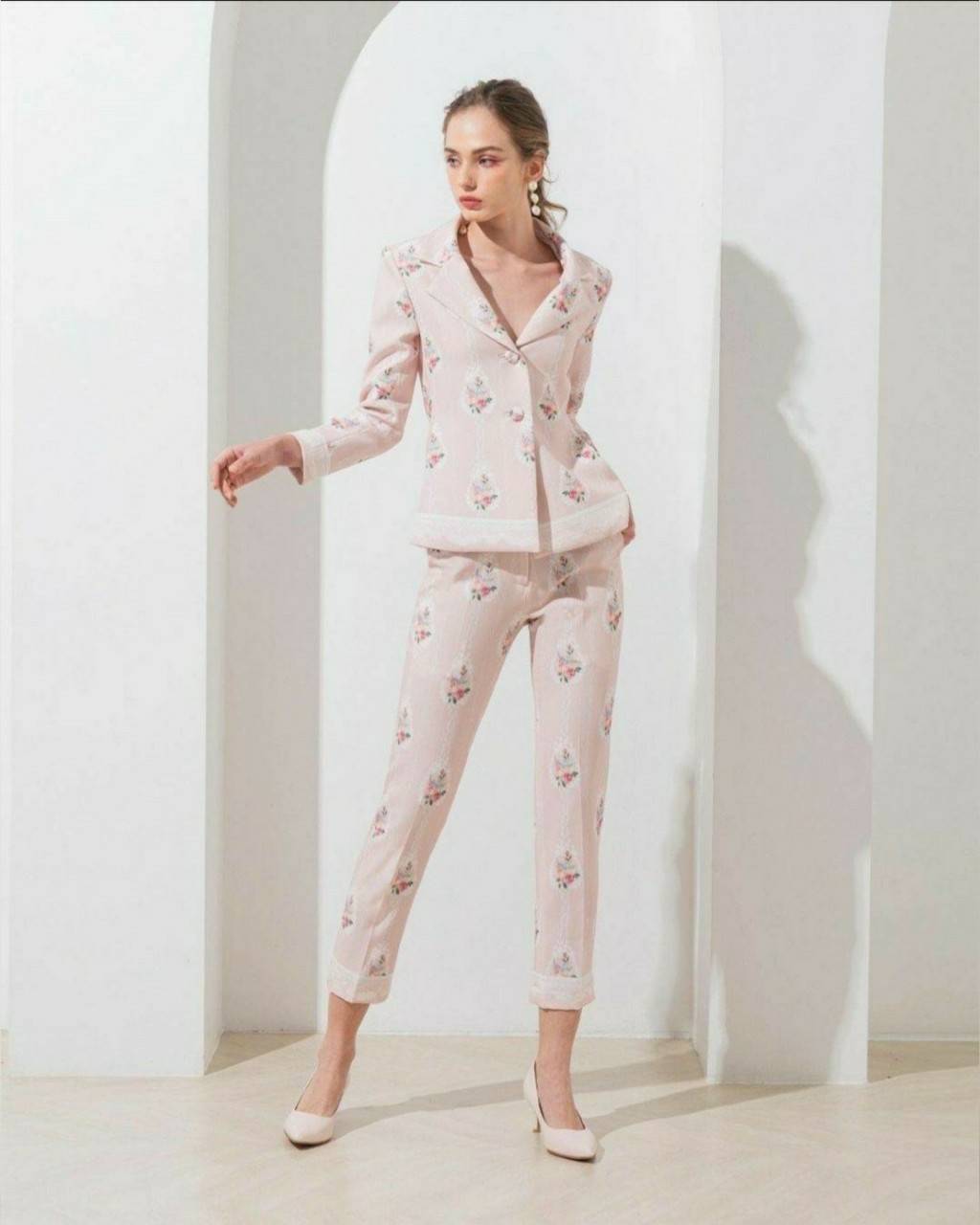 เสื้อกระดุมหน้ากางเกงทรงเข้ารูป