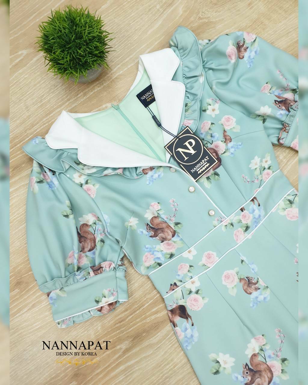 จั้มสูทลายกระลอกกับดอกไม้