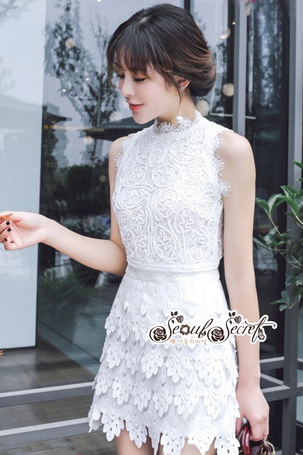 เสื้อแขนกุดสีขาวเนื้อผ้าทอลายลูกไม้โปร่งทั้งตัว