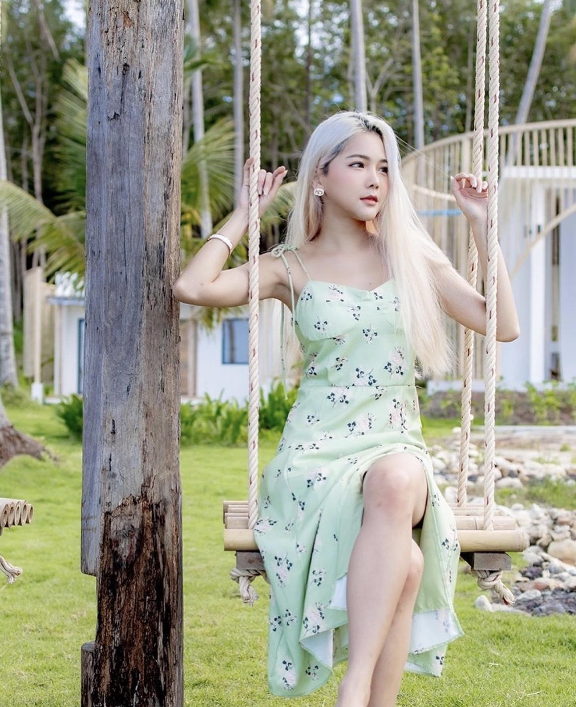 เดรสลายดอกไม้โทนสีเขียวสายเดี่ยว