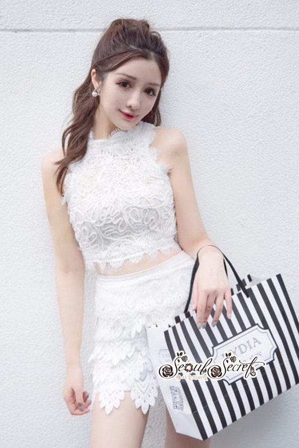 เสื้อแขนกุดสีขาวเนื้อผ้าทอลายลูกไม้โปร่ง