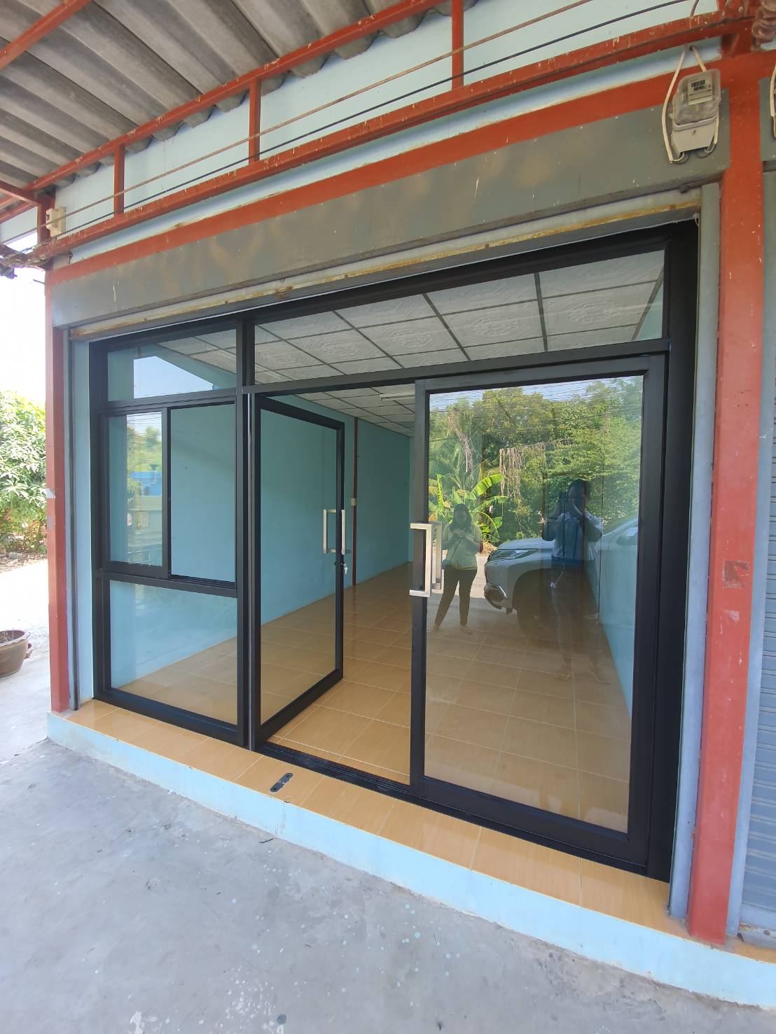 กั้นร้านกาแฟด้วยชุดประตูกระจกใสอลูมิเนียมสีดำ