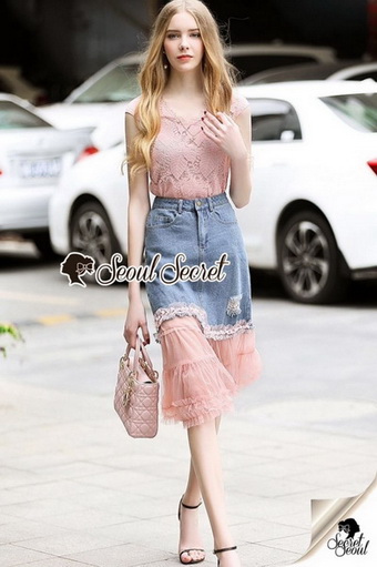 เสื้อลูกไม้สีชมพู / กระโปรงสียีนส์